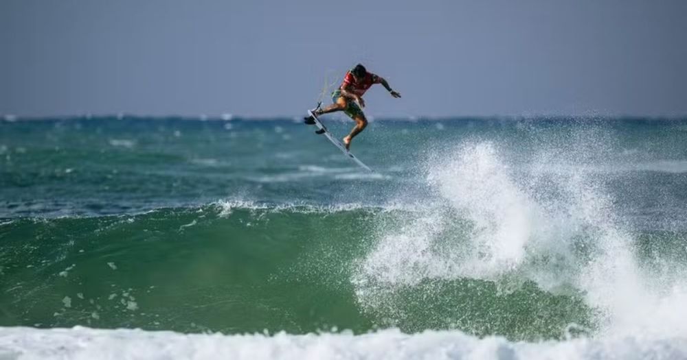 Filipe Toledo é campeão de etapa da WSL em Burleigh Heads e garante permanência no circuito