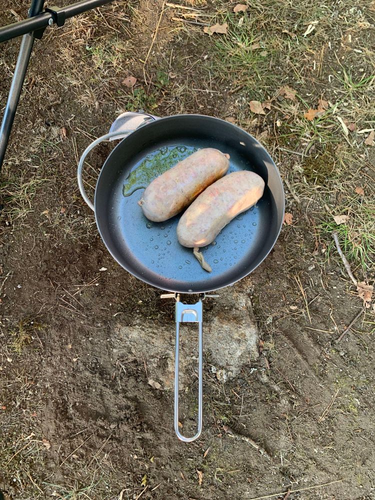 Andouillette de camping, cuite à la poele sur un bruleur decathlon (vue de dessus)