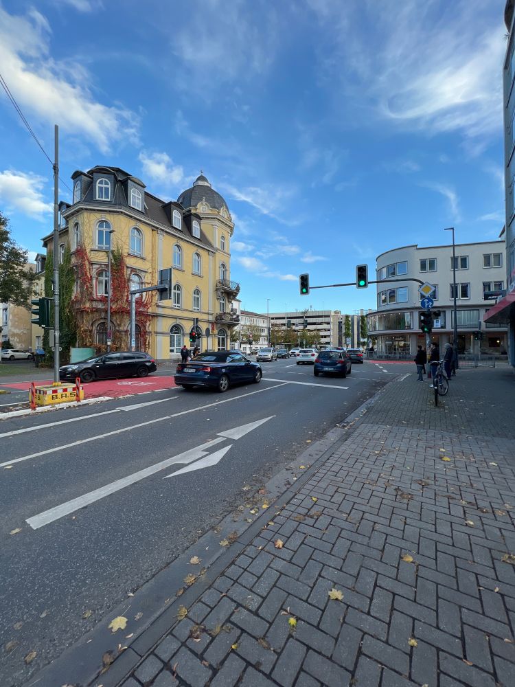 Verkehr am Nachmittag in der Gießener Westanlage.