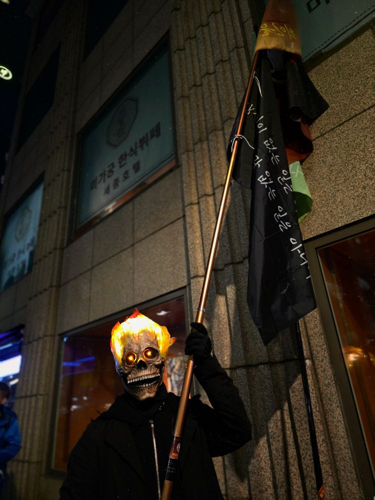 세종호텔 앞 깃발을 들고 있는 고스트라이더의 사진