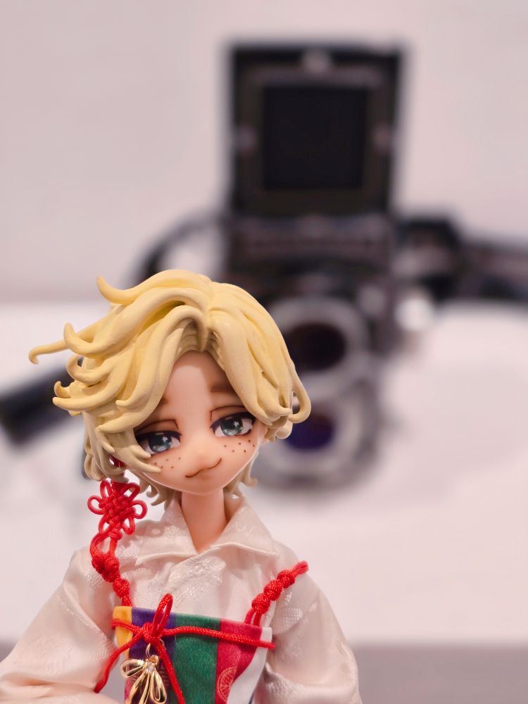 레트로한 필름카메라를 배경으로 찍은 인형