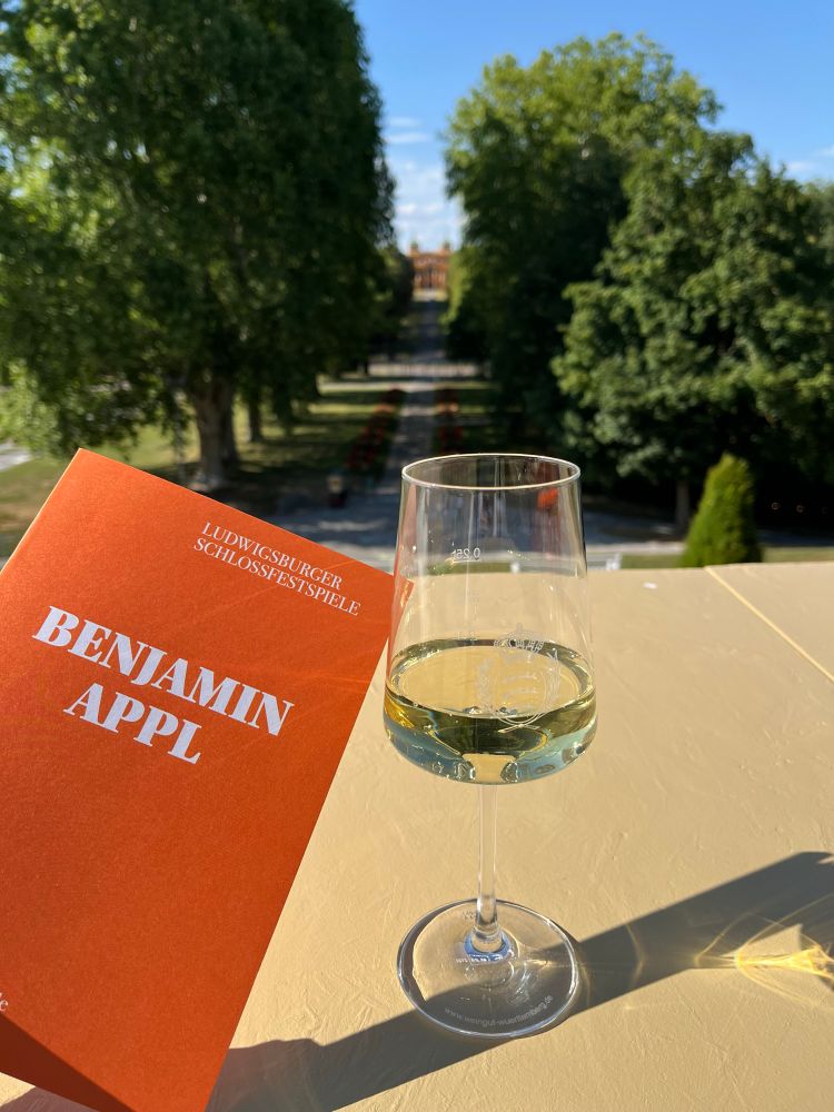 A music programme, a glass of white wine, a good weather, and a castle in the background