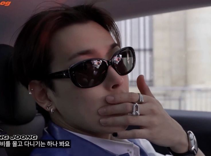 hongjoong touching his lips the same way someone who's smoking does (also looking hot as fuck)