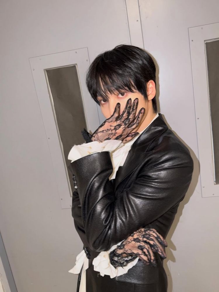 babygirl yunho in lace gloves 