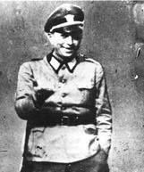 Schwarz weiß Foto eines Mannes in Uniform mit ausgestreckter Hand.