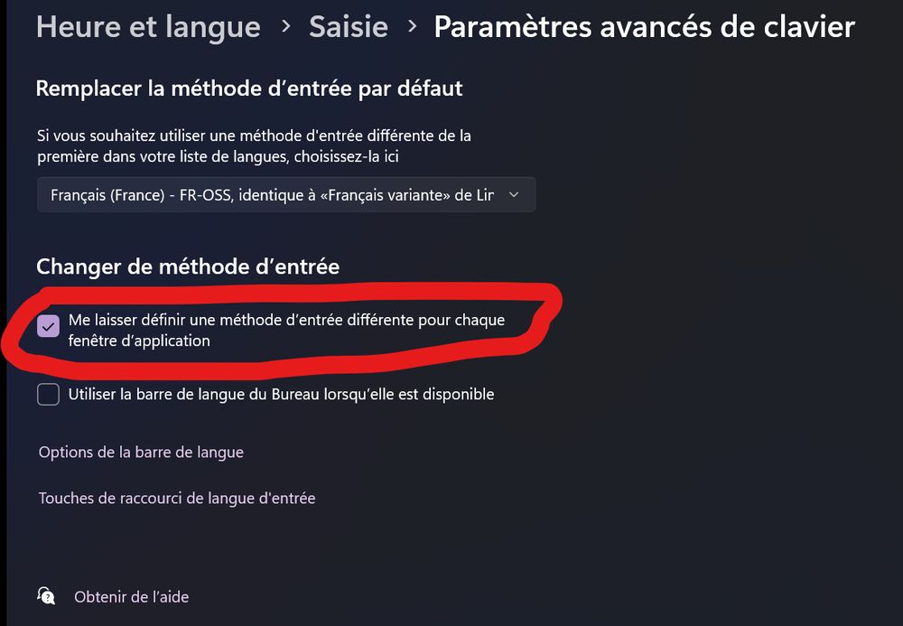 Fenetre de paramètres Windows
Dans "Heure et langue" > "Saisie" > "Paramètres avancés de clavier"

l'option "Me laisser définir une méthode d'entrée différente pour chaque fenêtre d'application" est entourée en rouge pour la mettre en valeur