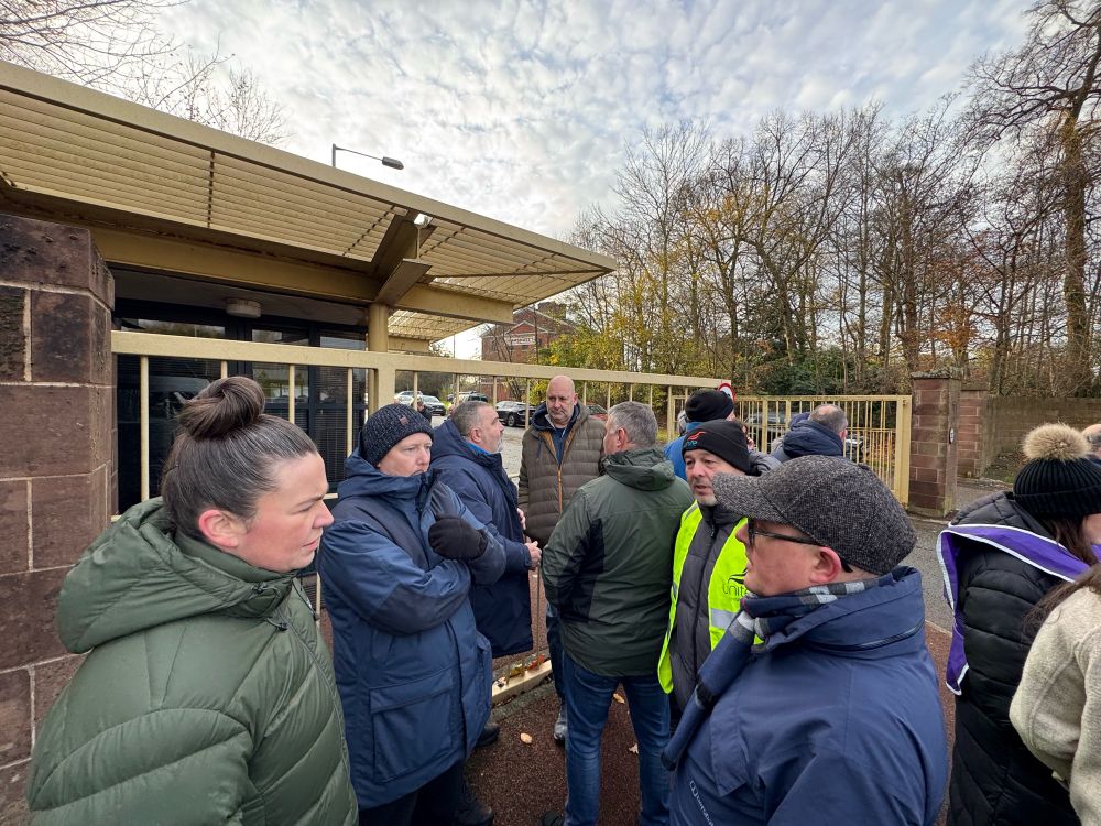 Paul Nowak talking to Unite members on the picket line