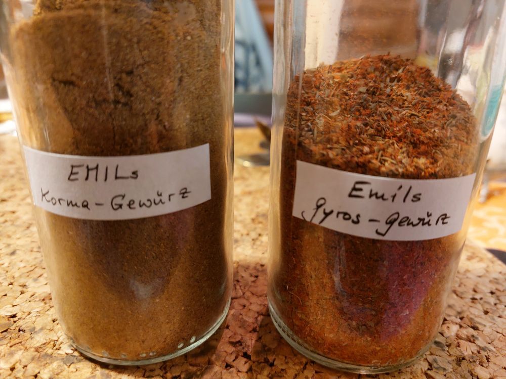 2 Gläser mit Gewürzmischungen, einmal für Korma, einmal für Gyros 