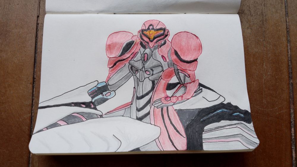 Desenho de Samus Aran de "Metroid Prime 4" montada na moto. Feito com canetas esferográficas preta e vermelha; lápis de cor vermelho, roxo e azul e canetinha hidrocor amarela
