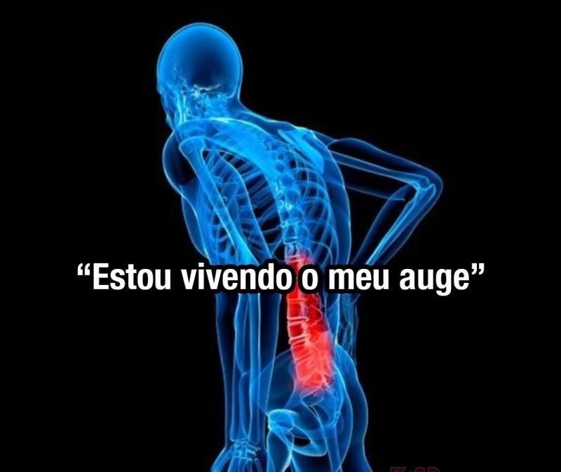 Imagem de um raio x de pessoa com dor nas costas e a área da coluna em vermelho, com a seguinte frase: "Estou vivendo o meu auge" 