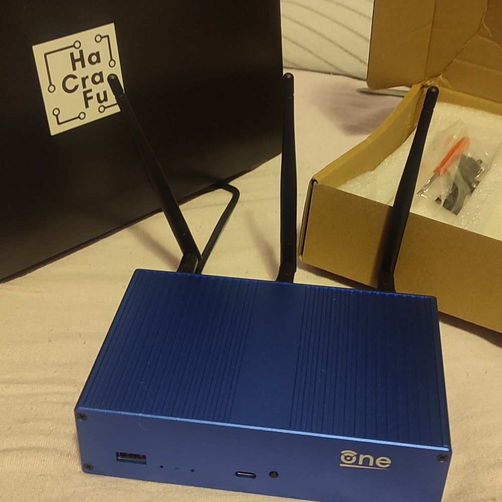 Ein OpenWRT one Router.