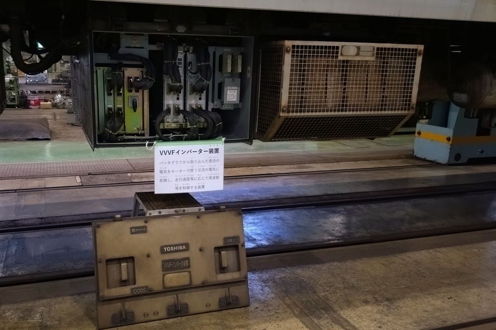 パンタグラフから取り込んだ直流の電気をモーターで使う交流に変換し、走行速度等に応じて周波数を制御する装置。