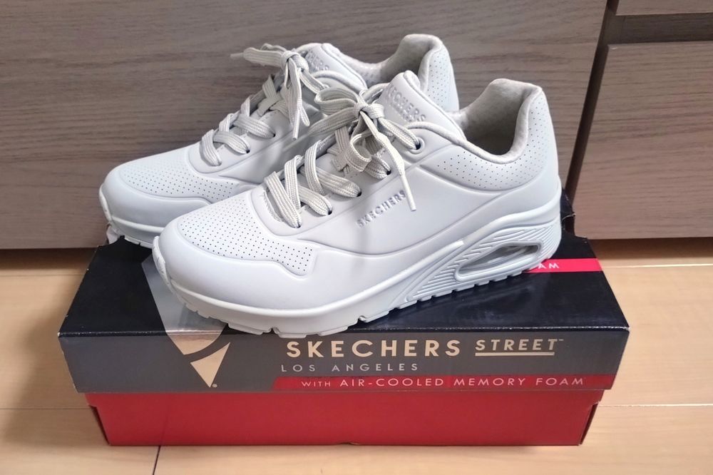 先日購入したSKECHERS STREET LOS ANGELES with AIR-COOLED MEMORY FOAMのオフホワイト！歩きやすくてかわいい！かかとがちょっと高いから盛れる！