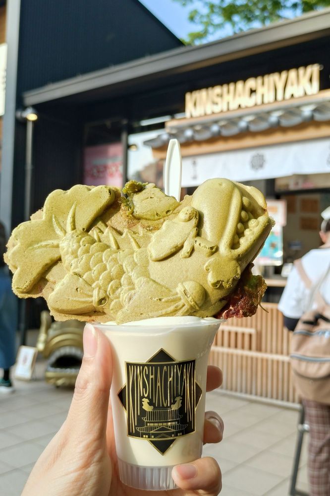 金シャチ焼き(期間限定の抹茶味、皮も抹茶入りで中に普通のあんこと抹茶クリームがはいっている)がのせられたソフトクリーム(ソフトクリーム感がない写真だけど、ソフトクリームでした！)