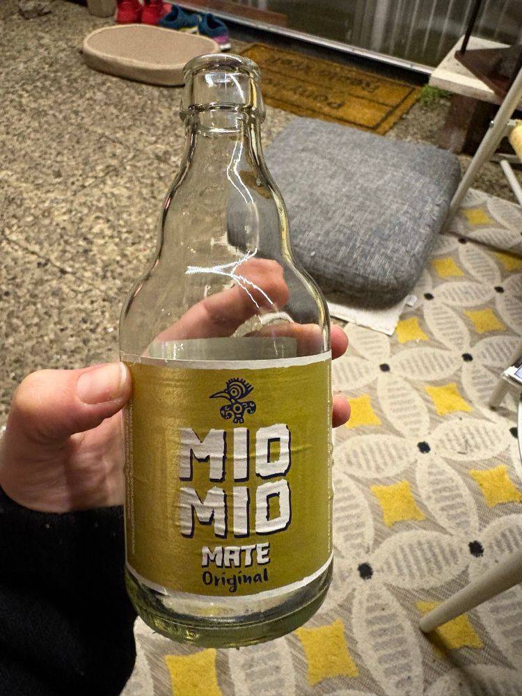 Eine 0,33 Glasflasche Mio mate im Knollenformat in meiner Hand. 