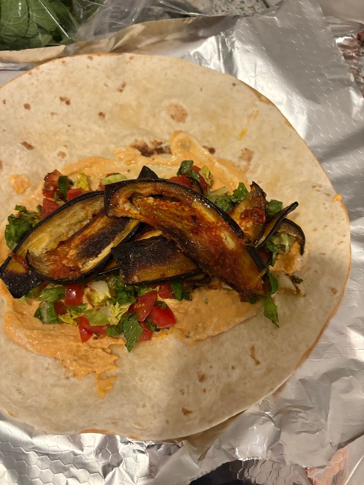 Gleicher Wrap mit zusätzlichen gebackenen und marinierten Auberginen 