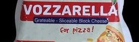 Foto von einer Verpackung weiß auf rot steht  Vozzarella darunter weiß auf blau Grateable sliceable block Cheese