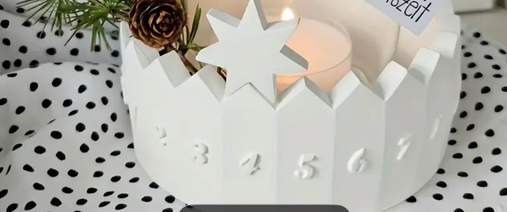 Ein Kreis aus kleinen weißen Häuschen, auf jeder steht eine Zahl bis 31. Auf der Spitze der 4 steht ein kleiner Stern, den man jeden Tag ein Häuschen weitersetzen kann. Das ganz ist aus weißer Gießmasse. 