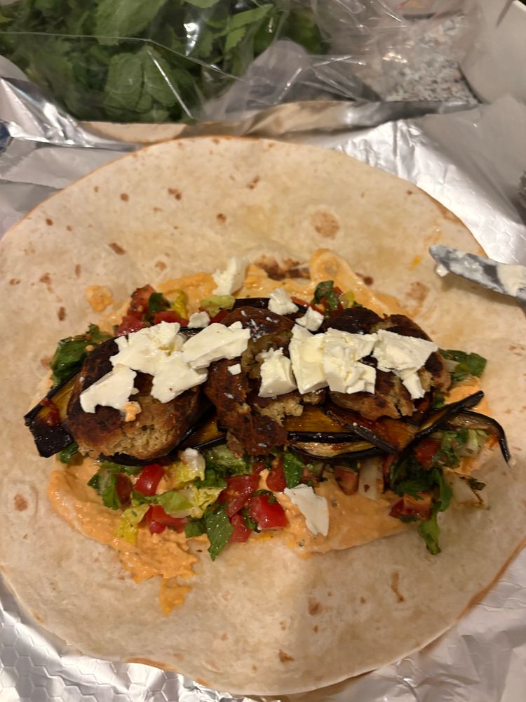 Wrap aus dem vorherigen Bild mit zusätzlich weichem Feta