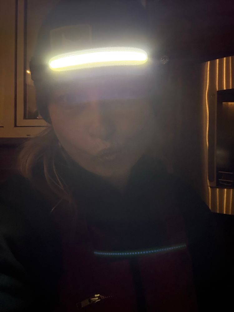 Selfie von mir mit Kopflampe, man erkennt fast nichts weil der Leuchtstreifen so hell ist. 