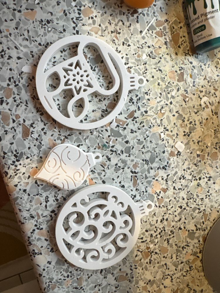 Drei Weihnachtsbaum Anhänger aus weißer Ketamikgiessmasse 