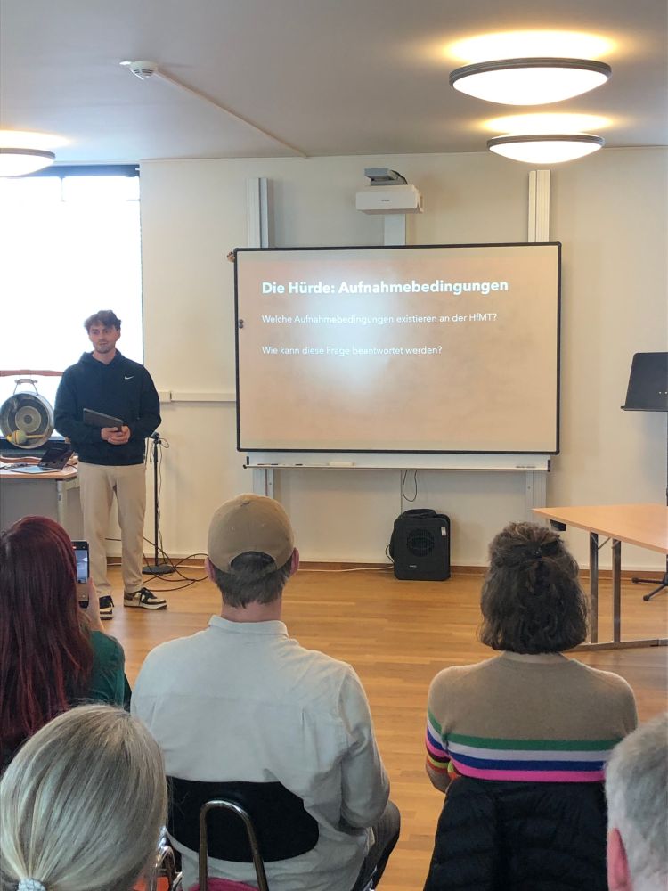 Lennard Simon, MA-Studierender der HfMT, stellte die wichtigsten Erkenntnisse seiner BA-Abschlussarbeit "Herausforderungen einer inklusiven Hochschulentwicklung am Beispiel der HfMT-Hamburg" vor und leitete Impulse und Ideen für die HfMT ab