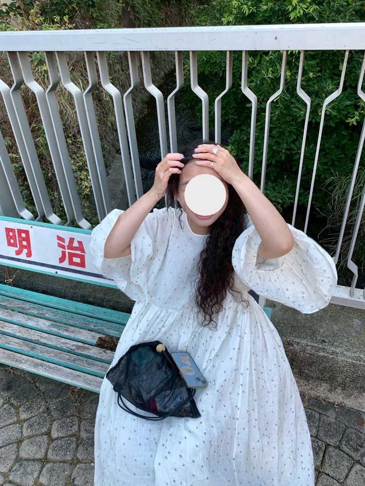椅子に座っているひとを上から撮った写真