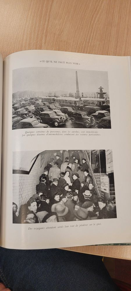 Deux photos de 1955, la première, Place de la Concorde, complètement congestionnée, avec la légende : "quelques centaines de personnes, dans des autobus, sont immobilisés par  quelques dizaines d'automobilistes conduisant des voitures particulières". La seconde présente des voyageurs voyageuses du métro serré.es ne pouvant pas rejoindre le quai.