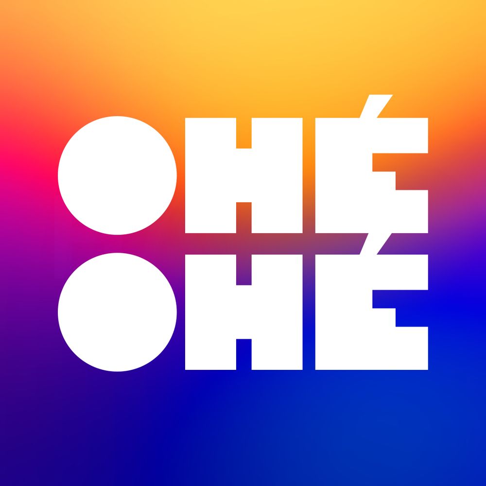 Fond dégradé du jaune au bleu Klein en passant par le magenta, le mauve, le rouge... Le slogan "Ohé ohé" écrit dessus, en blanc.
