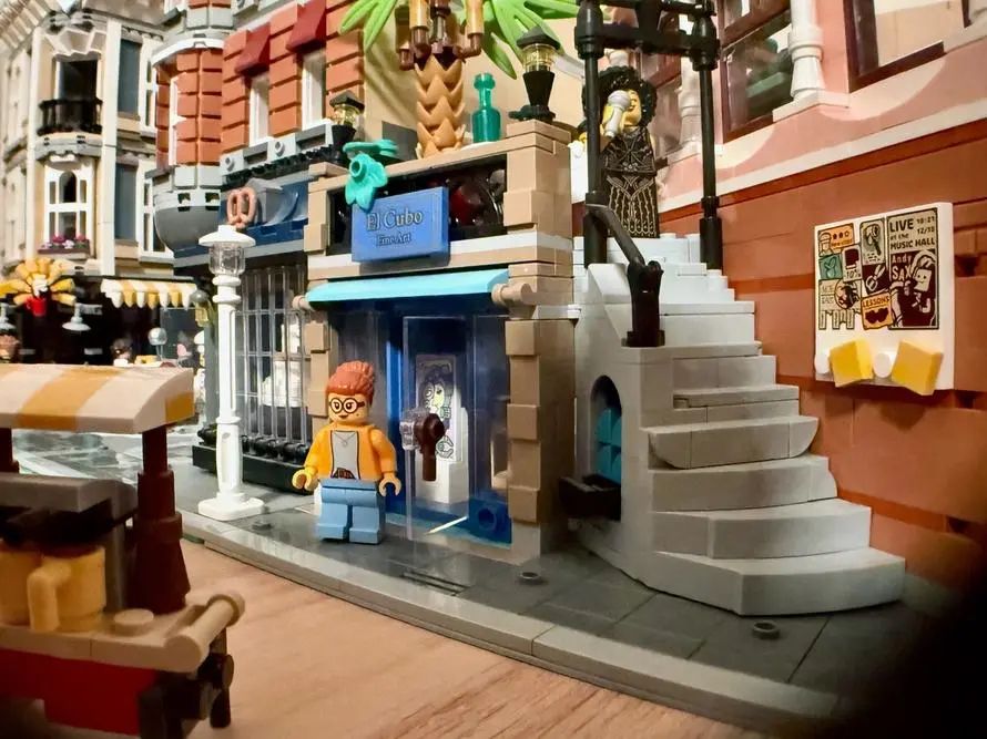 Another idyllic small town street view. In Lego.