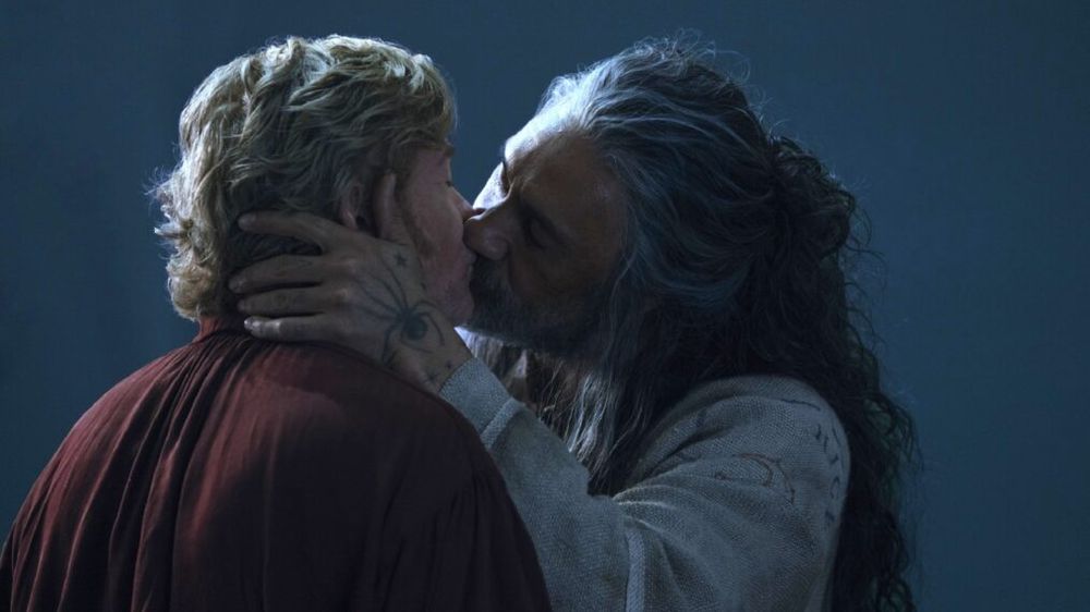 ed and stede kissing from season 2 of our flag means death 