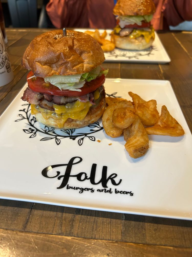 神保町　folk burgers & beers
肉がすごすぎた🥩⚡️ハンバーガーなのにステーキ食べてるみたい！！！
肉汁が凄すぎてめっちゃこぼして着ていた服を汁まみれにしてしまった😭ｽｺﾞｲﾉﾖ
ポテトも美味しすぎる🍟お腹に余裕があれば追加したい！外サク中ホク
