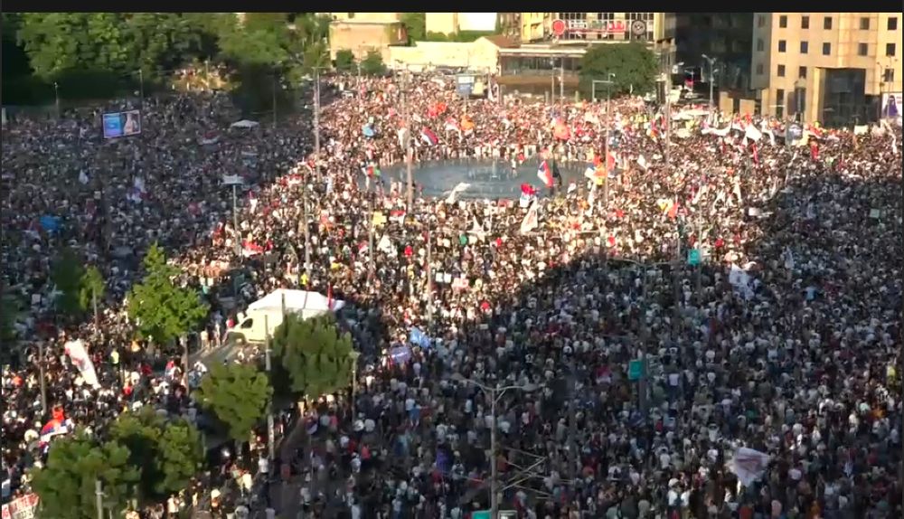Demo heute an der Slavija. Sehr voll