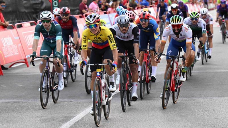 Orluis Aular sigue brillando en  el  Giro de Italia y llega cuarto en la quinta etapa