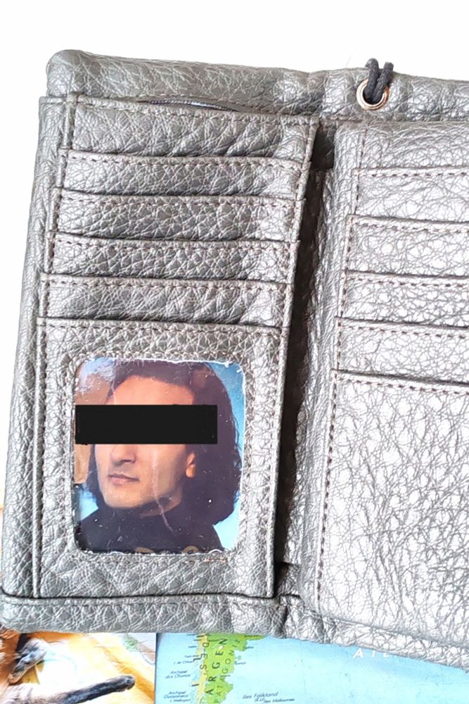 Mon porte feuille avec une photo d'une personne mystérieuse 