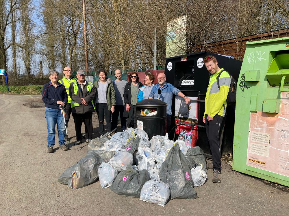 Keep Caversham Tidy group shot of Hills Meadow litter pick 