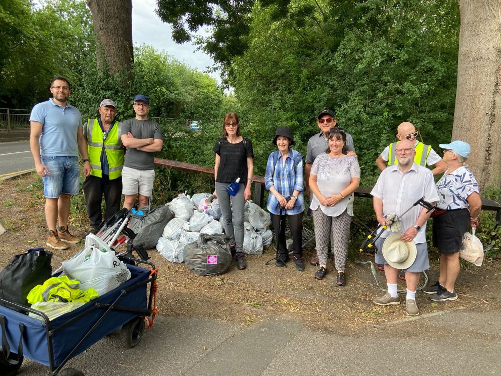 Keep Caversham Tidy pose for photo