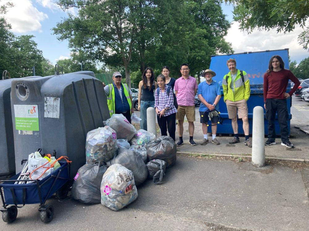 Keep Caversham Tidy aggregate behind the 10 big/10 small bags of collected litter at the Thames Promenade 