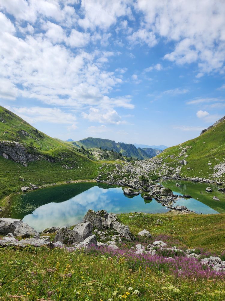 Petit lac de montagne, reflet du ciel pommelé