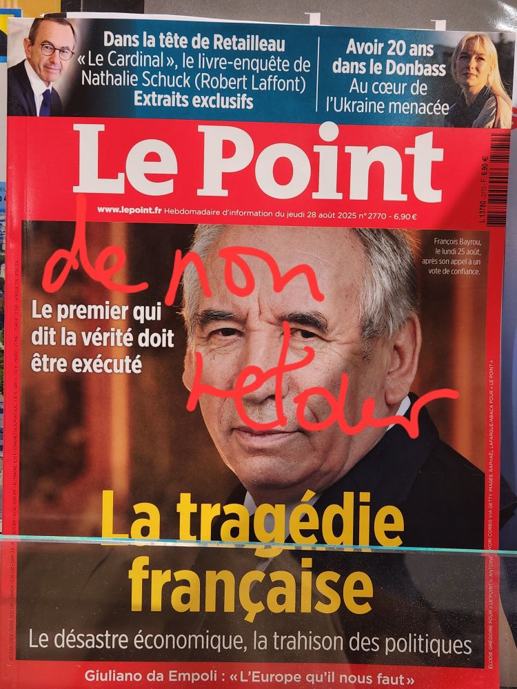 La Une du Point avec Bayrou qui plisse les yeux . 