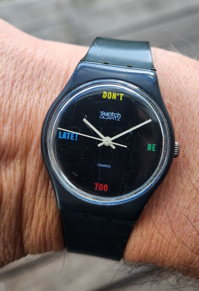 Montre Swatch "Don’t Be Too Late" 1984, au poignet d’un gaucher