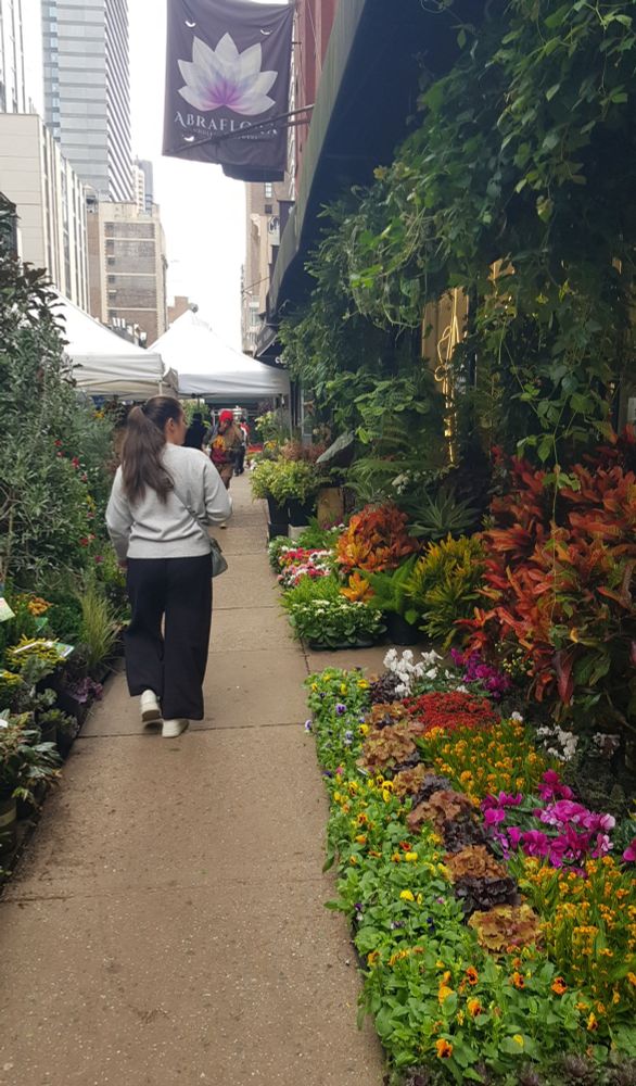 Un trottoir de New York avec des fleuristes à perte de vue 