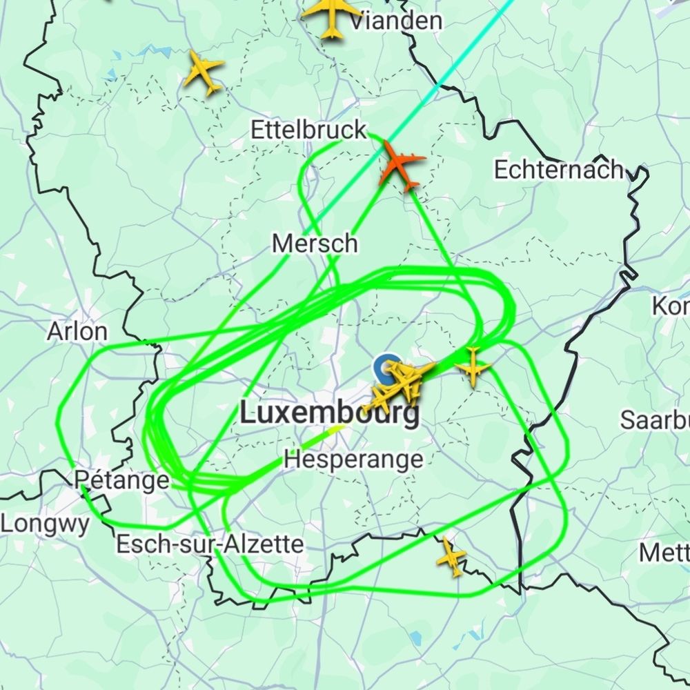 Image de flight radar ou un avion laisse une trajectoire confuse et désordonnée au dessus de la ville de luxembourg