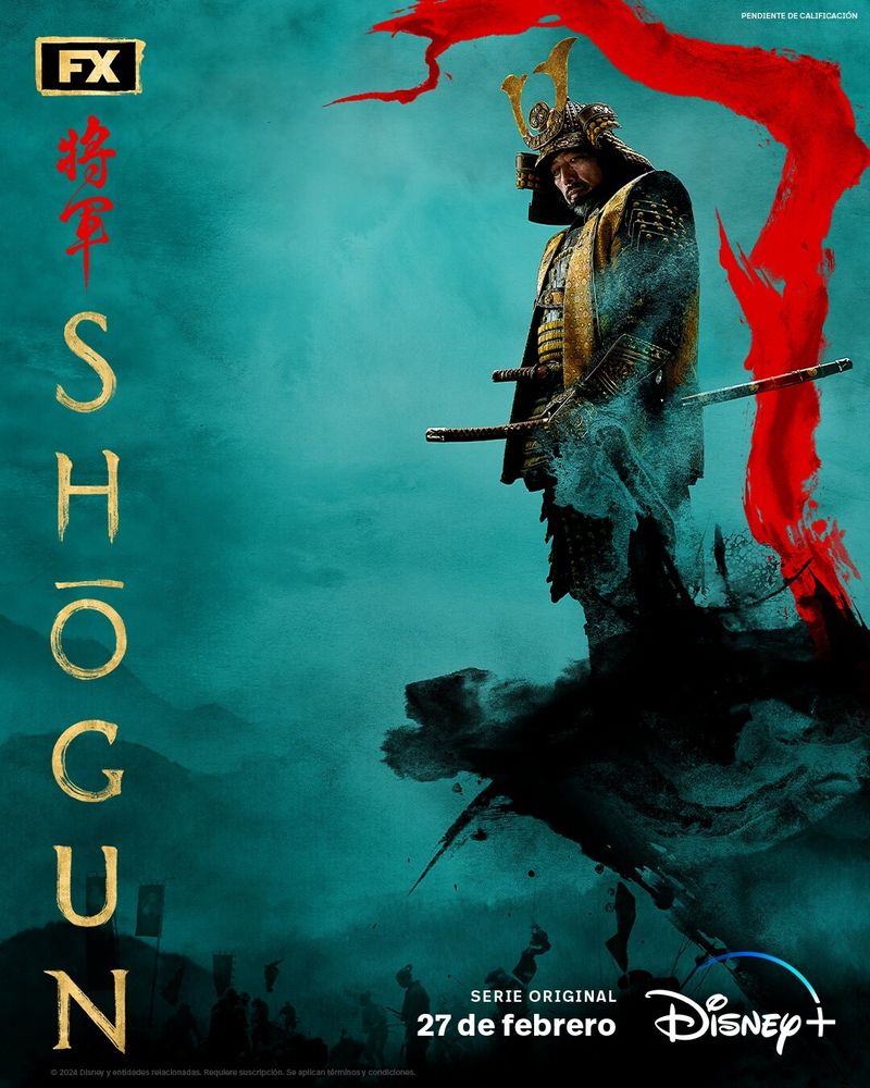 Cartel promocional de Shogun. Letras doradas con el título, Hiroyuki Sanada caracterizado de Yoshi Toranaga con un atuendo de samurái.  Fondo azul con la silueta de colinas y guerreros japoneses de fondo.