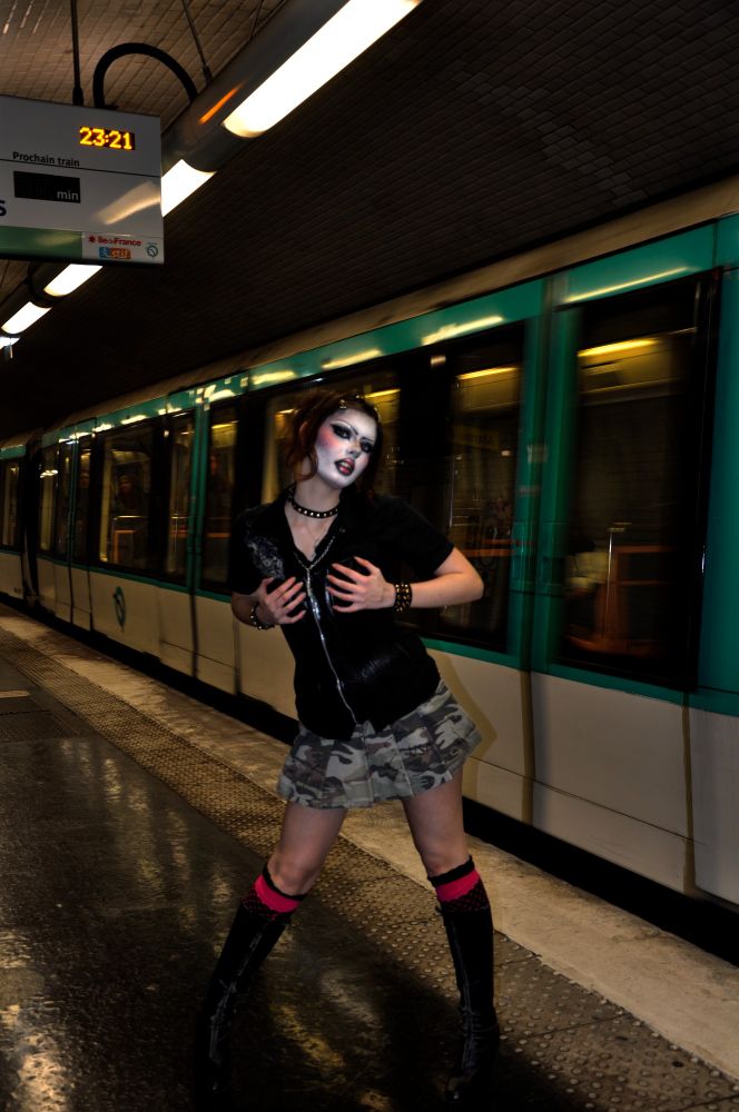 la drag queen Blasfemme devant le métro qui arrive 