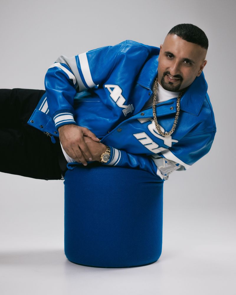 SSIO auf nem Hocker liegend.