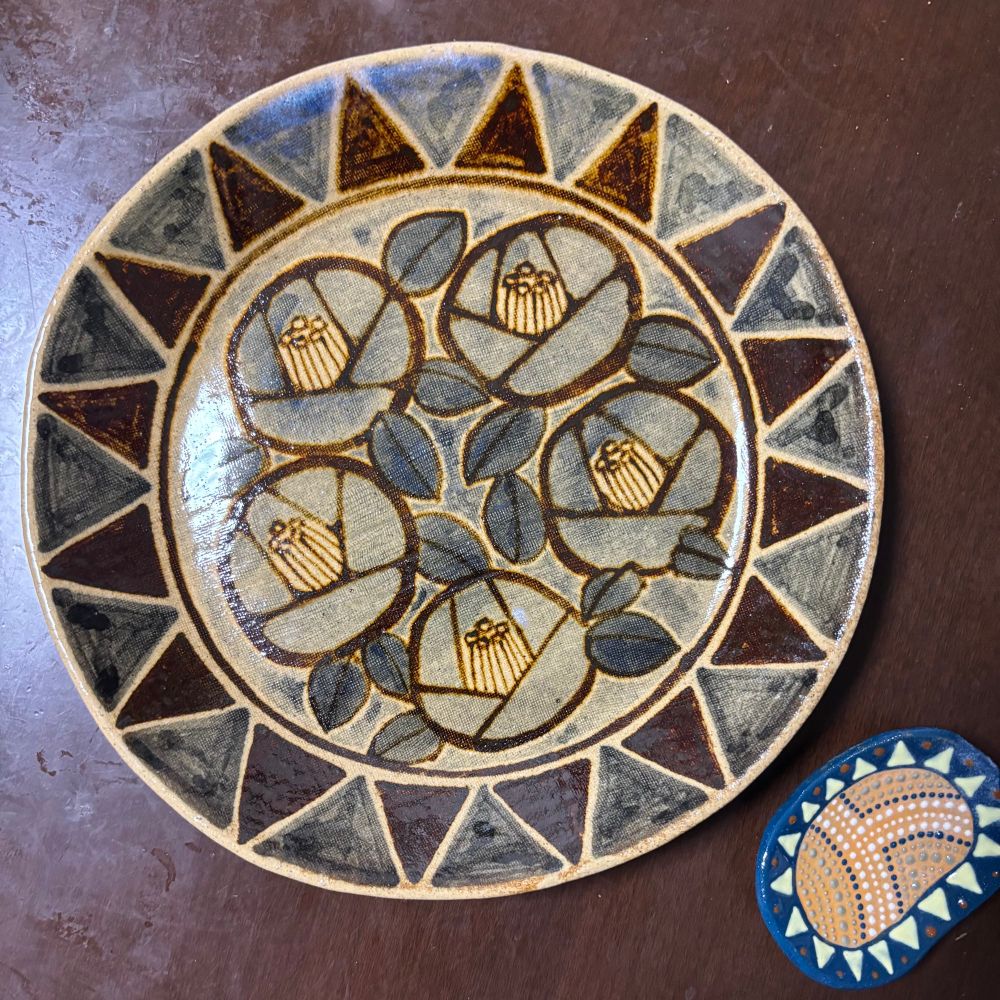 栗原さんの代名詞、椿のお皿。写真は明るめに撮れたけどいい感じに渋い。
小物置きもポップ