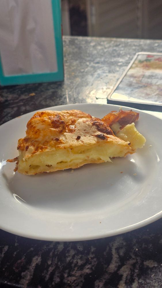 Meio sanduíche de pão de queijo recheado de requeijão 