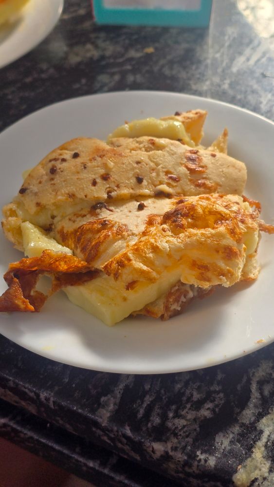 Sanduíche de pão de queijo recheado de requeijao
