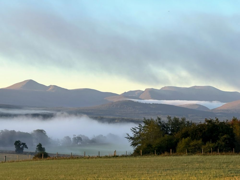 Mountains seen above mist 